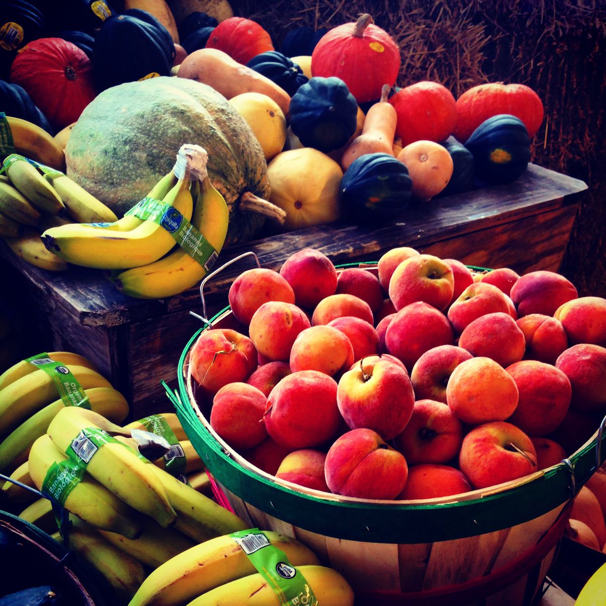 Assortiment coloré de fruits et légumes frais sur un stand de marché local de saison
