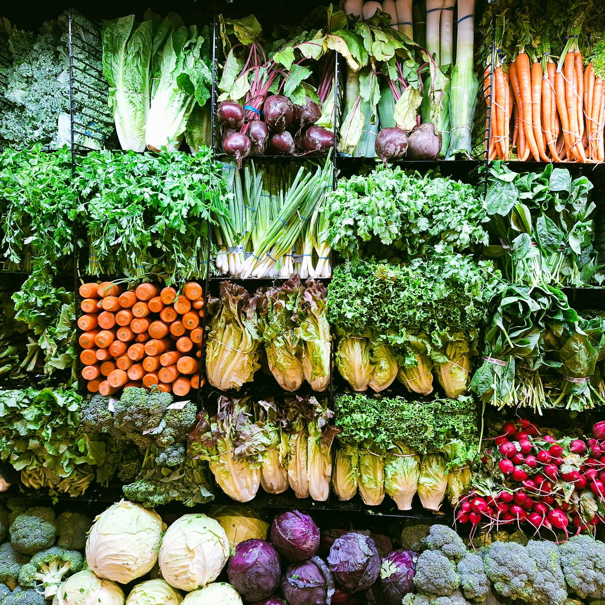 Sélection de légumes frais et de saison disposés sur un étal de marché coloré